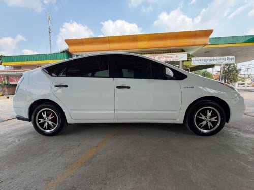 Toyata Prius 05 ឡេីងfull ឡាន​ស្អាត​ ម៉ាស៊ីន​ប្រអប់​លេខ​ ជេីងក្រោមស្អាត​ 9700$ ទិញ​ដាច់​ វ៉ៃ​ដូរ​បាន