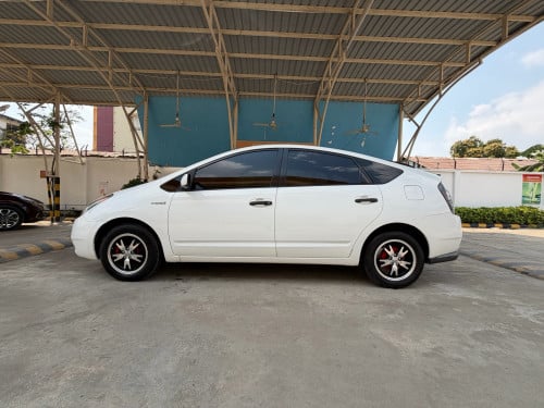 Toyata Prius 05 ឡេីងfull ឡាន​ស្អាត​ ម៉ាស៊ីន​ប្រអប់​លេខ​ ជេីងក្រោមស្អាត​ 9700$ ទិញ​ដាច់​ វ៉ៃ​ដូរ​បាន