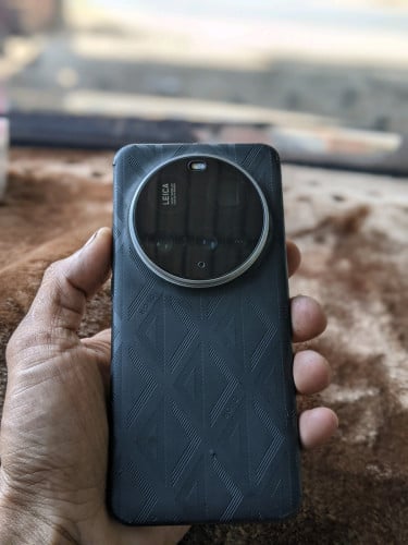 Xiaomi 15 ULTRA 99%នៅខ្ចីថ្មកាន់កាមេរ៉ាច្បាស់