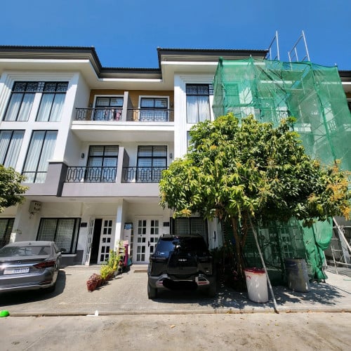 ផ្ទះម៉ូតវីឡាកូនកាត់លក់