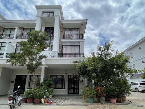 វីឡាកូនកាត់សម្រាប់ជួលនៅបុរីប៉េងហួតបឹងស្នោរ / Link House-LA for Rent at Borey Peng Boeung Snor