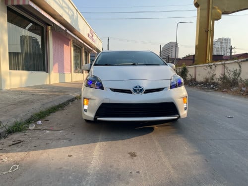 ឡានលក់PRIUS2013អុកសិន២ក្នុងលឿងហ្សិនមួយជុំ