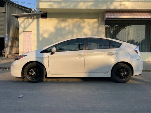 ឡានលក់PRIUS2013ក្នុងលឿងអុកសិន២ហ្សិនមួយជុំ