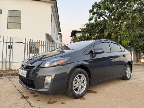 I want to sell Toyota Prius 2010 Option3 Gray Color