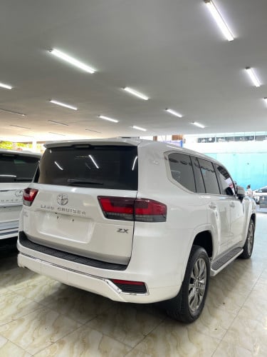 TOYOTA LAND CRUISER ZX 2023