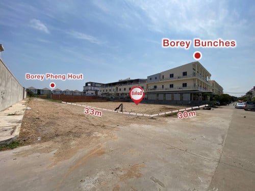 ដីកែង ផ្លូវបែកជាបួន 33m x 30m