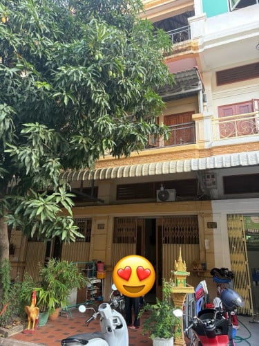 ផ្ទះលក់នៅបុរីពិភពថ្មីផ្សារឈូកមាស  ទំហំផ្ទះ4.2ម៉ែត គុ លក់ក្នុងតំលៃ126000$ចរចារ តេឡេក្រាម016679797