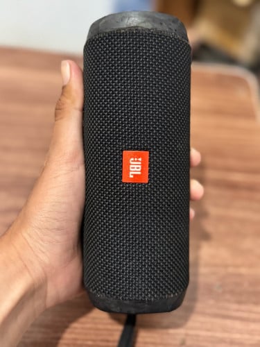 លក់ JBL flep 4 នៅស្អាត់ស្ទើតួខាងខាងតិច សម្លេងនៅបុកល្អទាំងអស់ ថ្មខូតតែបើលដោតឆ្នាំងសាក់ស្តាប់បាធ្មមតា