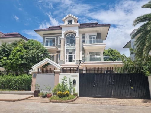 វីឡាឃ្វីនលក់បន្ទាន់ - Queen villa for sale