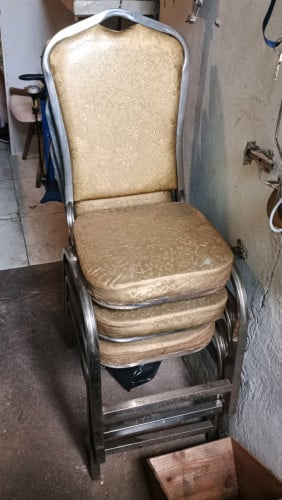 28$ កៅអីពណ៌មាស