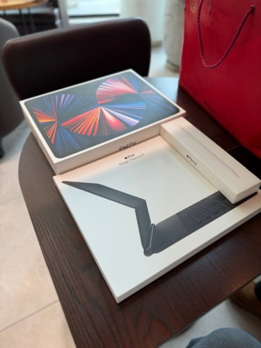 Ipad Pro M1 wifi 256GB with all original accessories Magic Key… and Pencil 99%