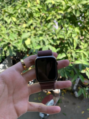 Iwatch S5 44mm stainless steel មានស្អាត 98% មានឆ្នាំងសាកហ្សុីន ខ្សែរពាក់ដៃហ្សុីន free screen