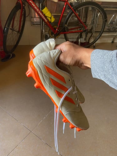 ស្បែកជើងបាល់ទាត់