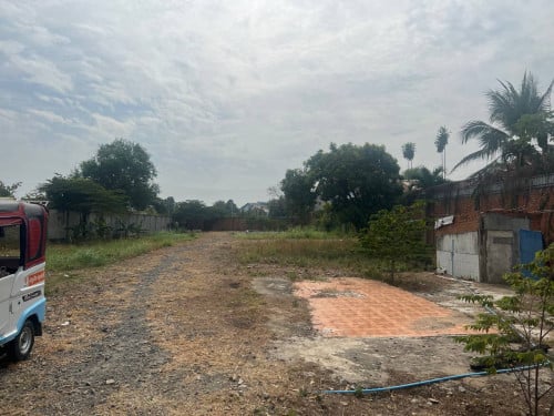 ដីសំរាប់ ជួល ទីតាំងស្ថិតនៅលើផ្លូវជាតិលេខ១ ទល់មុខ​ វត្តជ្រោយអំពិល