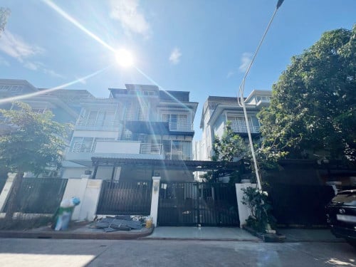 វីឡាភ្លោះ សម្រាប់ជួលនៅក្នុងបុរីប៉េងហួត បឹងស្នោរ