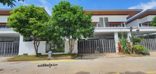 វីឡាភ្លោះ (សល់ដីចំហៀងធំ)