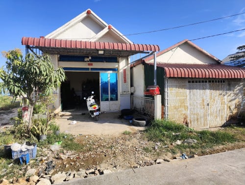 លក់ផ្ទះប្រញាប់នៅម្ដុំផ្សារតួសម្បូរ ទំហំដី5x23ម៉ែត្រសាច់ផ្ទះ5x17ម៉ែត្រ មានផ្សារសាលារៀនបន្ទីរពេទ្យ