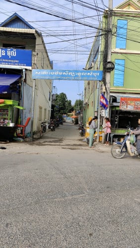 លក់ផ្ទះប្រញាប់នៅម្ដុំផ្សារតួសម្បូរ ទំហំដី5x23ម៉ែត្រសាច់ផ្ទះ5x17ម៉ែត្រ មានផ្សារសាលារៀនបន្ទីរពេទ្យ