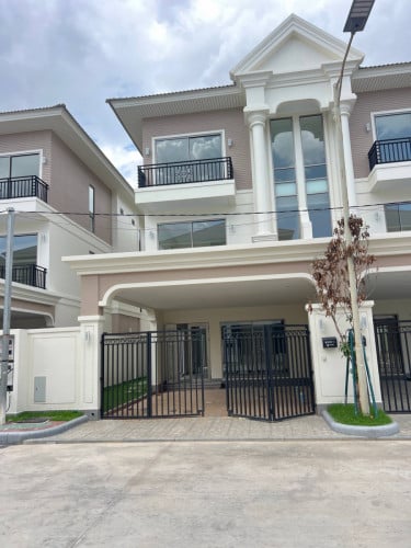 វីឡាភ្លោះម៉ូតថ្មី(A)សម្រាប់លក់🏡• ទីតាំង បុរី ប៉េង ហួត បឹងស្នោ