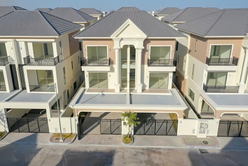 វីឡាភ្លោះB សល់ដីក្រោយ4.4m នៅក្នុងបុរីប៉េងហួតបឹងស្នោរ (គម្រោង Eco Poli 2 )