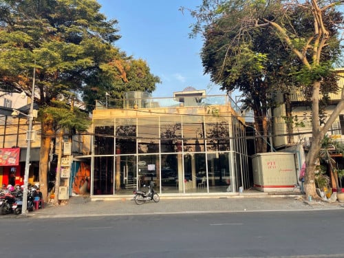 ផ្ទះអាជីវកម្មសម្រាប់ជួលនៅម្ដុំវិមានឯករាជ្យ  / Shophouse for Rent near Independence Monument