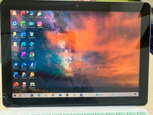 លក់surface go1 ram4/64g (windows 10) បែកគេមខាងក្រោមដូចរូប មិនមានបញ្ហាដល់អេក្រង់ ប្រើអេម ថាច់បានទៀត