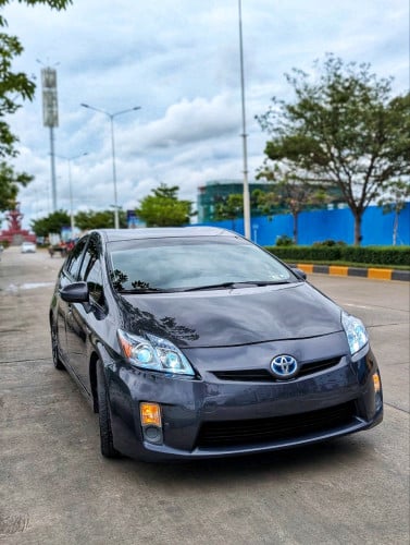 011 Prius option 4 ឡានថ្មី ក្រដាស់ពន្ធ