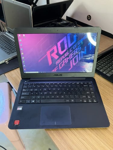 ASUS VIVOBOOK E14 / CPU AMD E2-6110 (4CPUs) / RAM 4GB / 500GB / battery 🔋 good