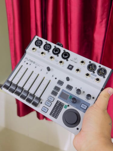 Behringer Flow8 ស្អាត 99%