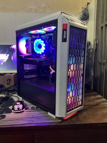 Desktop Gaming: i7-7700, Ram 16gb, 1050ti, SSD 128GB + HDD 500GB