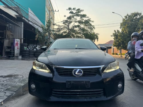 ទេីប​បេីកទូ CT200h 2012 full premium សុីនមួយជុំ ឡានលាងទឹកជិះឡានបេីបាន18300$ចចារ​រៀប​ចំ​ជូនម៉ា​ស្អាត​