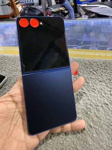 Samsung Z Flip 7 5G Ram12G Memory512G Global Sim2 99% មានឆ្នាំងសាក