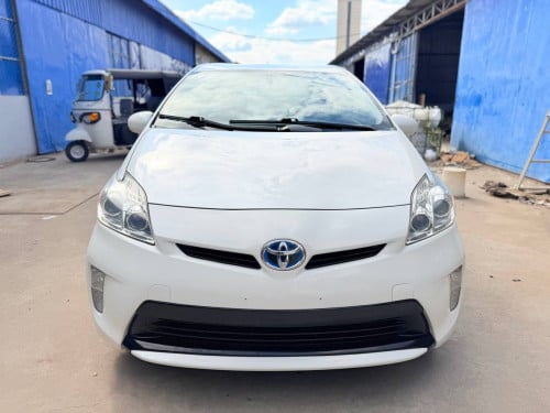 Toyota Prius 2013 Option 3 ខាងក្នុងលឿង  ឃ្មុំ​ហ្ស៊ីន