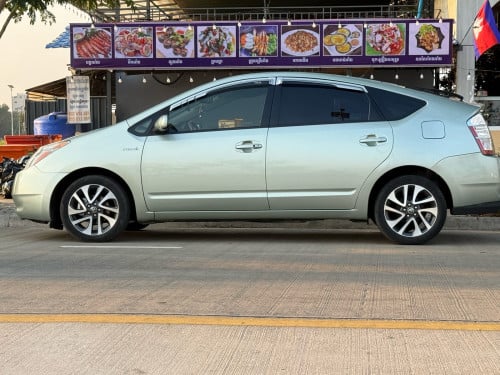 Toyota Prius full option green color