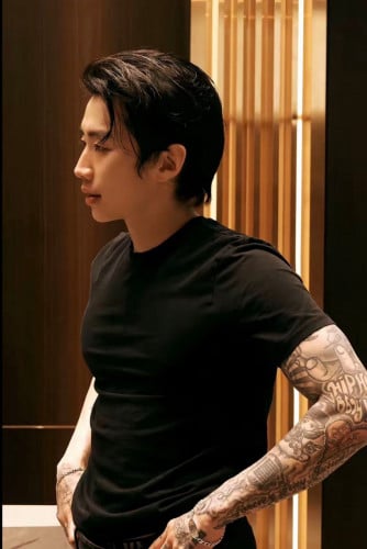 អាវយឺតរឹបដៃ សម្រុងស្មើសម្រាប់បុរស