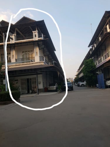 ផ្ទះកែងលក់ក្នុងបុរីសម្បត្តិមានហេងបីក្រោយវិទ្យាល័យច្បារអំពៅ