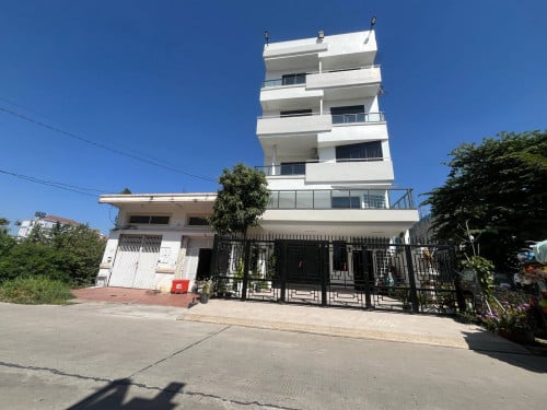 ផ្ទះសម្រាប់លក់ន្ទាន់​នៅជិត​ផ្សារ​ទំនើប​អ៉ីអន​, ម៉ាក្រូ​ និង​  ក្លូប៊លហៅស៍