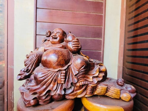 លោកតាញញឹមឈើធ្នង់