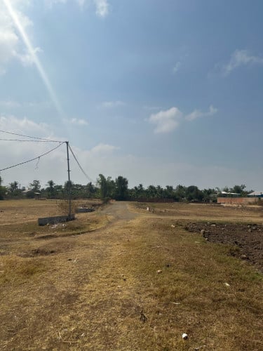 ដីលក់ទំហំ10*20តម្លៃ7000$ចរចារ. កាត់ប្លង់អោយ(ប្លង់រឹង)