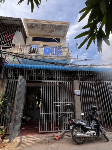 ផ្ទះលក់បន្ទាន់2ល្វែង  នៅច្បារអំពៅជិតផ្លូវជាតិលេខ1