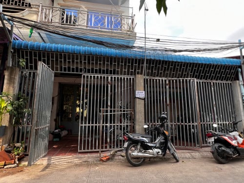 ផ្ទះលក់បន្ទាន់2ល្វែង  នៅច្បារអំពៅជិតផ្លូវជាតិលេខ1