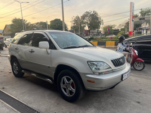 អេមហា៎ឆ្នាំ2002_ប៉ុង1_ពណ៍សកាំម៉ៃ_ក្នុងលឿងដោះគោ_ថ្មីលះRx300