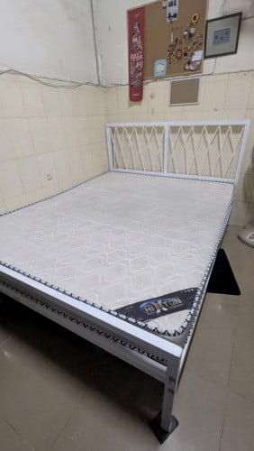 គ្រែដែក និង ពូកក្រាស់ 2m x 1,6m (70-80%)