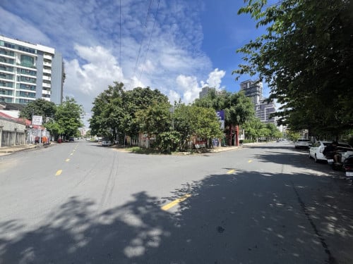 ដីកែងសម្រាប់លក់នៅទួលគោក/ Corner Land for Sale at Toul Kork.