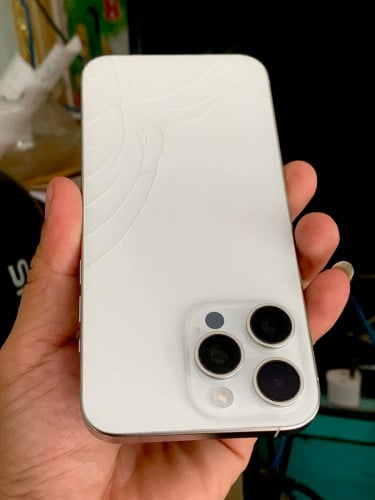 តោៈដូឬលក់iPhone 15 Pro Max 256g CHដាក់បានsim2បែកខ្នងដូអេក្រងសុីនឆ្នូតគៀននឹងជាំរាងញាក់ព្រិចៗអត់ស្កែនដ