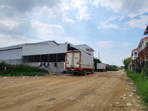 ឃ្លាំង និងដី l 仓库出售 （1712m2）