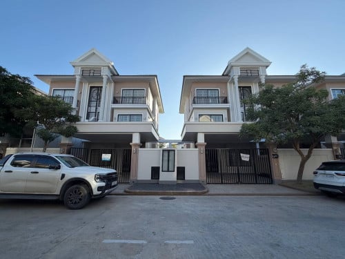 វីឡាភ្លោះអេ ដីចំហៀងធំ សម្រាប់លក់ | TA Villa for Sale.