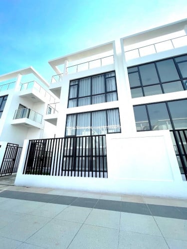 វីឡាភ្លោះលក់- Twin Villa for Sale-. 双拼别墅出售 (ទល់មុខសួនធំ)