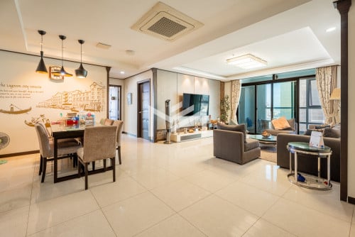 🏙 ខុនដូរសម្រាប់លក់ 3 Bedroom Condo For Sale in De Castle Royal