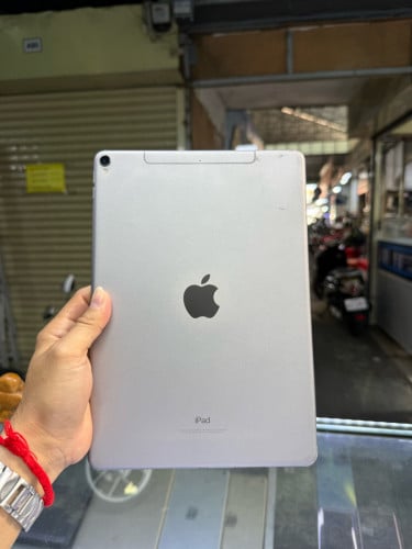 iPad Pro 10.5inh 64G Sim WiFi ម៉ាសុីនសានុំស្រុីន ស្ព័រតិច
